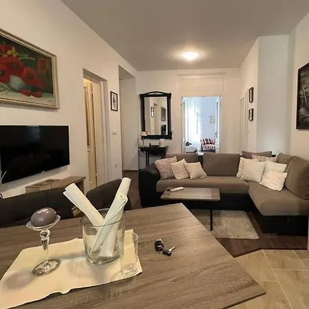 Lovely 2-bedroom In Center Of *