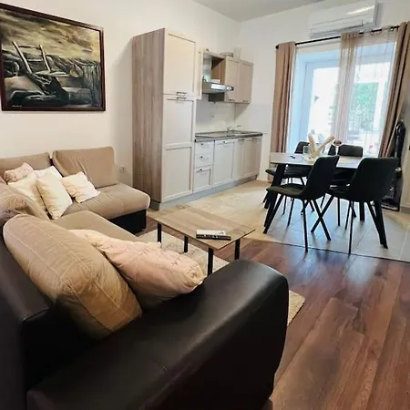Apartment Lovely 2-bedroom In Center Of