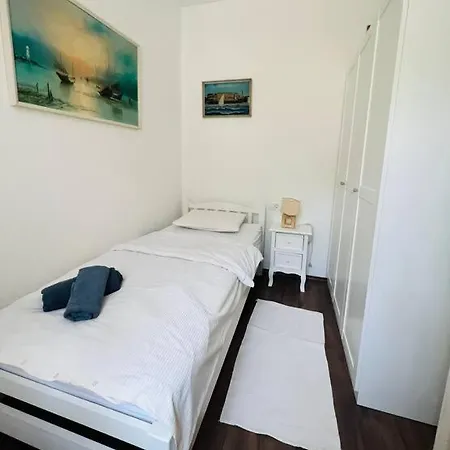 Lovely 2-bedroom In Center Of Apartment