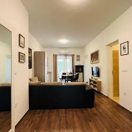 Lovely 2-bedroom In Center Of Apartment *